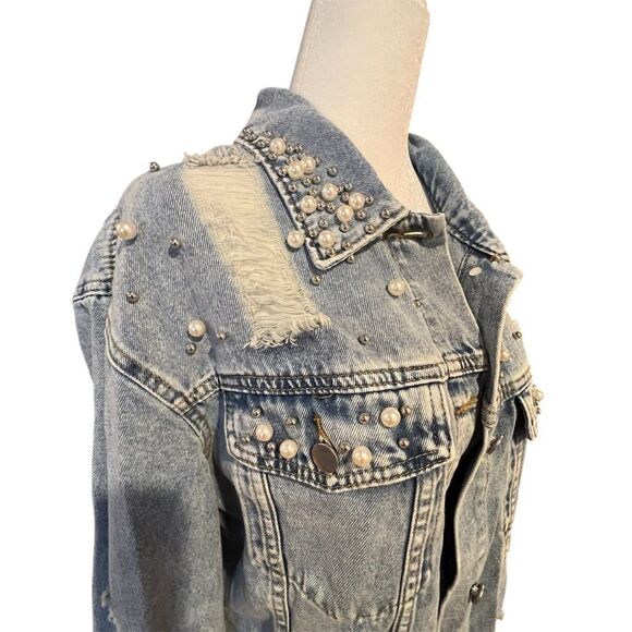 NWOT women's Jean jacket with pearls accent size medium distressed with pockets - Picture 2 of 8